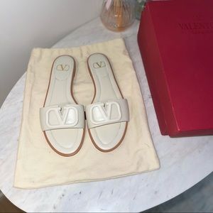 ‘Valentino Garavani’ VLogo slides